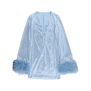 Glitzerndes hellblaues Pailletten-Minikleid mit tiefem V-Ausschnitt und Pelzbesatz