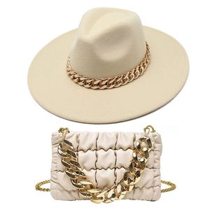 Eleganter beigefarbener Fedora-Hut mit passender Wolkentasche und markanter Goldkette