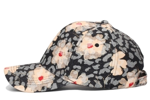 Détail du motif léopard gris et des fleurs beiges sur cette casquette de baseball