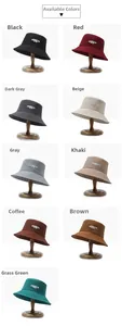 Plusieurs couleurs de bobs en toile Brooklyn City Boy disposés sur des supports en bois