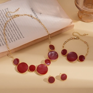 Parure de bijoux 4 pièces élégante avec cercles en émail rouge et colliers dorés