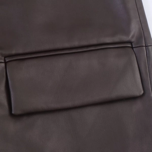 Detail der dunkelbraunen Lederjackentasche mit feiner Textur und Präzisionsnähten