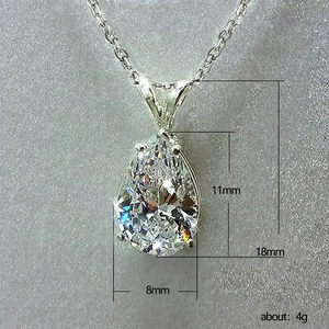 Collier avec pendentif poire en zircone cubique argentée avec mesure de 18mm de hauteur