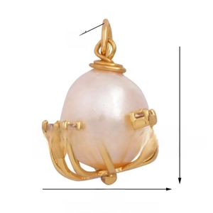 Détail macro d'un pendentif perle rose de 15mm avec sertissage diamant en or griffé