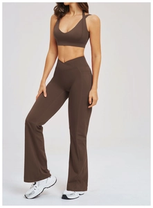Détail du soutien-gorge de sport col V cacao et pantalon de yoga évasé à taille croisée