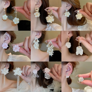 Élégantes boucles d'oreilles fleurs en acrylique avec perles et strass en neuf styles