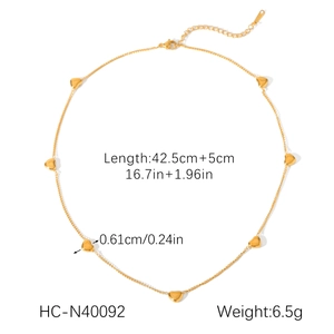 Détail du collier coeur plaqué or 18K montrant les mesures de longueur et dimensions