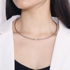 Collier ras du cou rigide en acier inoxydable argenté avec perles porté par un mannequin