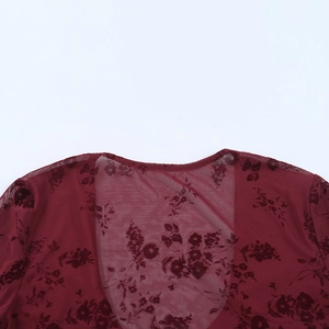 Gros plan sur le tissu en maille dentelle bordeaux avec détails floraux en velours floqué