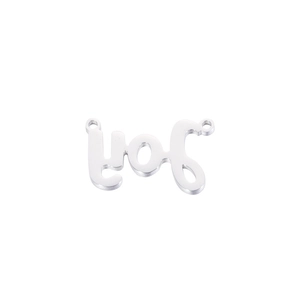 Détail du pendentif 'Joy' en acier inoxydable argenté avec une finition miroir lisse