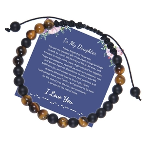 Détail du bracelet en perles code Morse avec oeil de tigre et billes noires mates sur carte