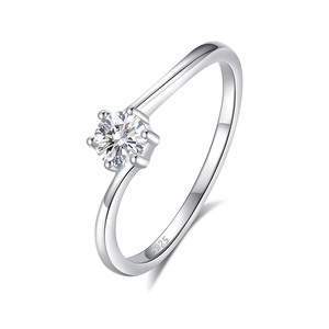 Elegante anello in argento S925 con classica montatura a sei griffe e moissanite tonda
