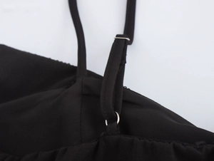 Détail de la bandoulière noire avec anneau en métal argenté et boucle de réglage