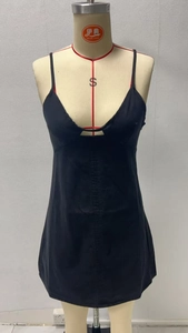 Detailweergave van een zwarte mini-jurk met een diepe V-hals en modieuze keyhole-opening voor