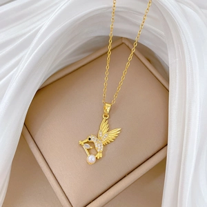 Collier élégant en titane doré avec pendentif colibri serti de cristaux et perles