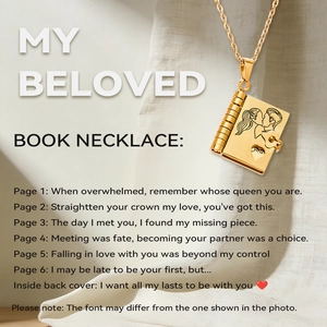 Dettaglio della collana a libro in oro 18k con silhouette di bacio e pagine incise