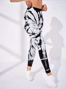 Détail du legging de yoga tie-dye sans couture à taille haute avec effet push-up