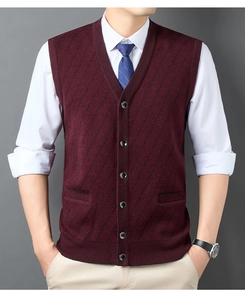 Detailaufnahme der burgunderroten Strickweste mit V-Ausschnitt und Twill-Jacquard-Muster