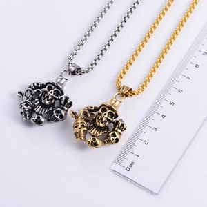 Collana con ciondolo a teschio gotico in tonalità argento e oro con catena punk
