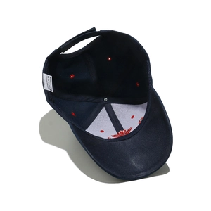 Detailansicht des 100% Acryl-Innenfutters und der Stickerei dieser Kanada-Baseballkappe