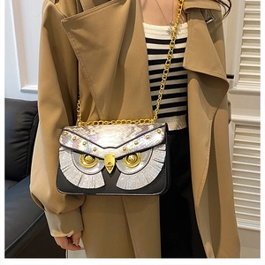Détail du sac hibou avec écailles métalliques et bandoulière en chaîne dorée chic