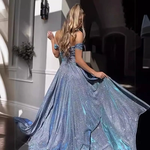 Detail der blau-silbernen Pailletten am eleganten schulterfreien Abendkleid