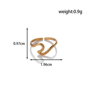 Adjustable golden wave ring in titanium steel, minimalist design, lightweight 0.9g