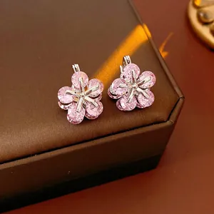 Boucles d'oreilles élégantes en fleur de zircon rose avec base en métal argenté
