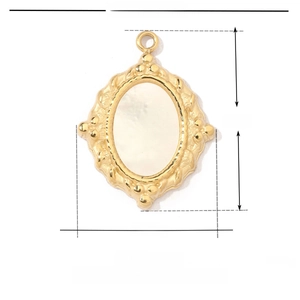 Detailansicht ovaler Anhänger aus goldfarbenem Edelstahl mit weißer Muschel 19x15mm