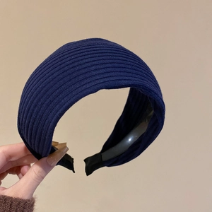 Detailansicht eines dunkelblauen Rippstrick-Stirnbands mit Fokus auf die Stoffstruktur