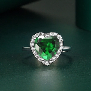 Bague vintage avec zircon vert émeraude en forme de cœur et halo de diamants brillants