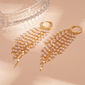 Élégantes boucles d'oreilles longues à franges dorées 18 carats avec perles et design chic