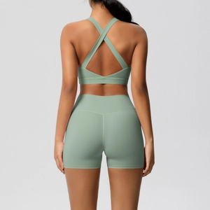 Detailansicht des Yoga-Sets mit gekreuztem Sport-BH und High-Waist-Shorts in Hellgrün