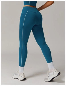 Detalle de leggings de yoga de cintura alta con bolsillos laterales y costuras de contraste