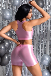 Vista posteriore di un set da yoga rosa metallizzato con shorts a vita alta e top