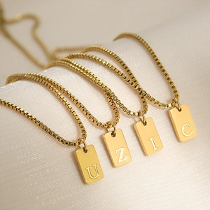 Colliers pendentifs carrés en acier inoxydable plaqué or 18 carats sur satin