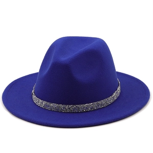 Détail d'un chapeau fedora en laine bleu roi avec bandeau scintillant de strass