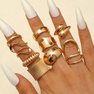 Detailaufnahme goldener Lava-Ringe im Set mit unregelmäßigen Tropfen und Wellen-Textur