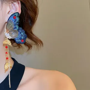 Boucles d'oreilles papillon brodées avec ailes bleues et longues franges dorées