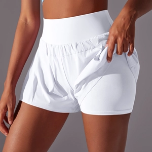 Détail de la jupe-short de tennis blanche avec doublure en mesh respirant à la taille