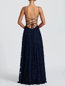 Robe de soirée élégante bleu foncé dos nu avec détails de bretelles croisées chic
