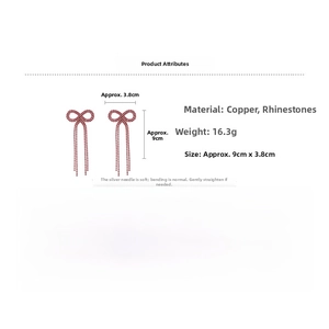 Détail des boucles d'oreilles nœud en strass rose avec glands et dimensions de 9x3,8 cm