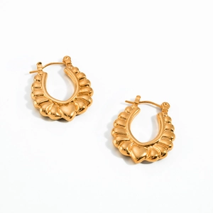 Dettaglio di orecchini a U placcati in oro 18K con motivi a cuore a rilievo e chiusura sicura