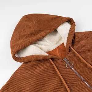 Detailaufnahme von braunem Cord-Kapuzenpullover mit weißem Plüschfutter und Metallreißverschluss
