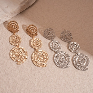 Boucles d'oreilles spirales étagées en métal doré et argenté avec texture martelée