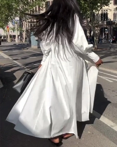 Vue arrière d'une robe chemise longue blanche ample à manches longues avec fente fluide