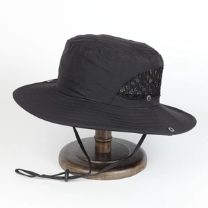 Chapeau de soleil homme anti-UV à large bord avec maille respirante sur un support
