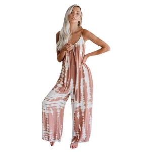 Detailansicht eines braunen Tie-Dye-Jumpsuits mit Spaghettiträgern und Plissee-Stoff