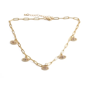 Détail du collier à maillons dorés avec cinq pendentifs yeux sertis de zircons colorés