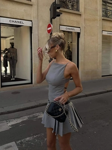 Robe plissée dos nu grise chic avec licou et accessoires de mode de rue sophistiqués